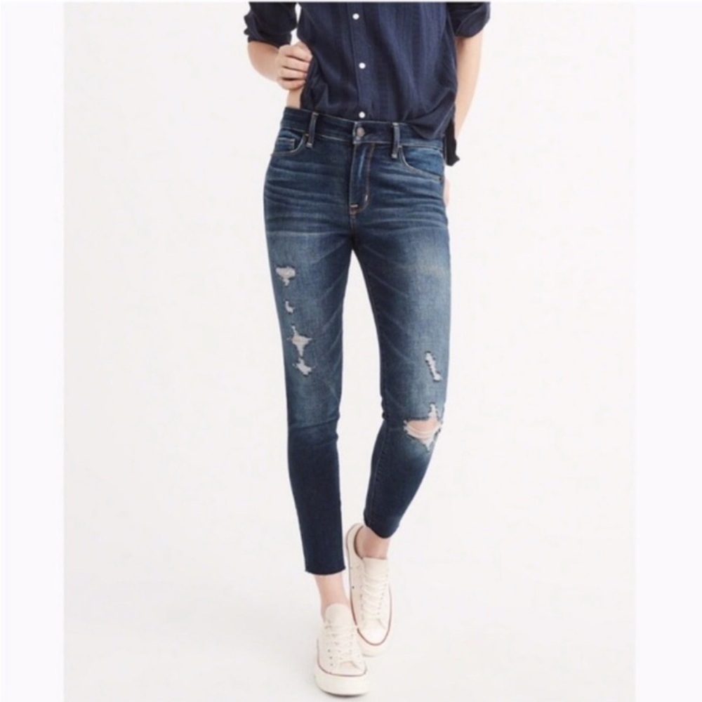 Abercrombie & Fitch Harper Ankle Distressed raw hem size 26/2R has stretch
